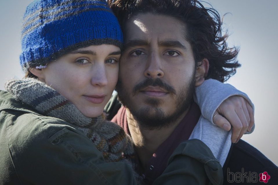 Dev Patel y Rooney Mara en una escena de 'Lion'