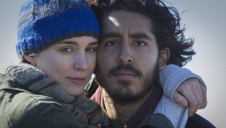 Dev Patel y Rooney Mara en una escena de 'Lion'