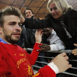 Gerard Piqué llora emocionado junto a su madre tras ganar el Mundial 2010