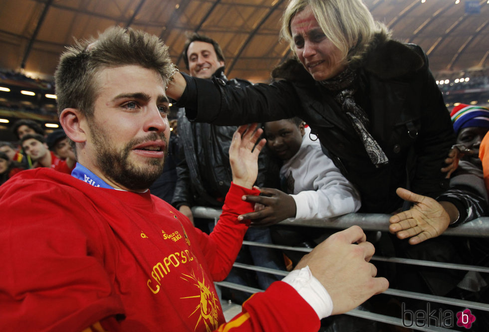 Gerard Piqué llora emocionado junto a su madre tras ganar el Mundial 2010