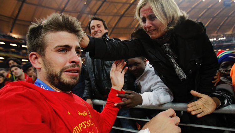 Gerard Piqué llora emocionado junto a su madre tras ganar el Mundial 2010