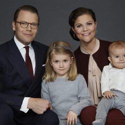 Retrato familiar de Victoria y Daniel de Suecia con sus hijos Estela y Oscar