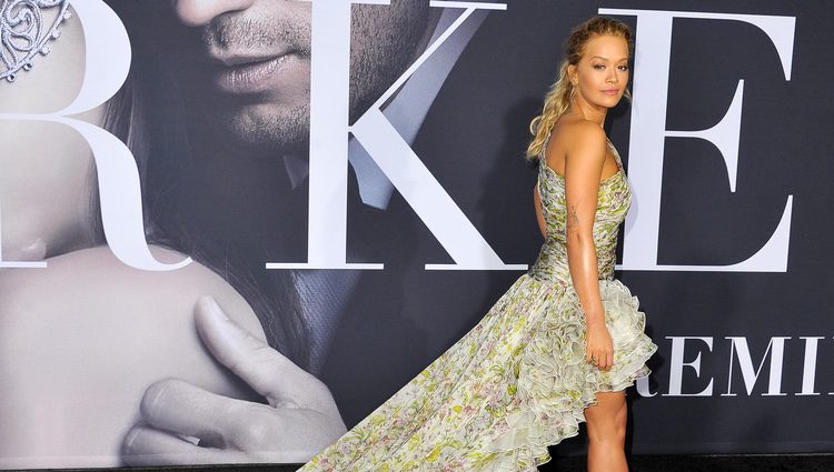 Rita Ora luciendo su vestido en el estreno de 'Cincuenta Sombras más Oscuras' en Los Angeles