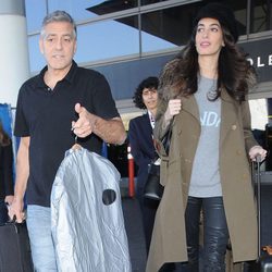 George Clooney y Amal Alamuddin en el aeropuerto de Los Angeles destino a Barcelona