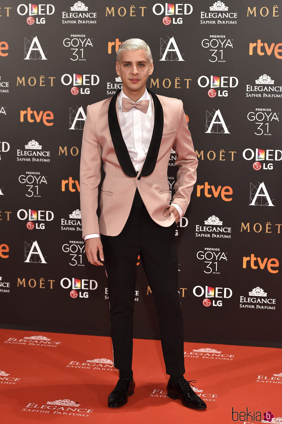 Eduardo Casanova en la alfombra roja de los Premios Goya 2017