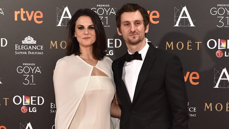 Raúl Arévalo y su pareja Melina Matthews en la alfombra roja de los Premios Goya 2017