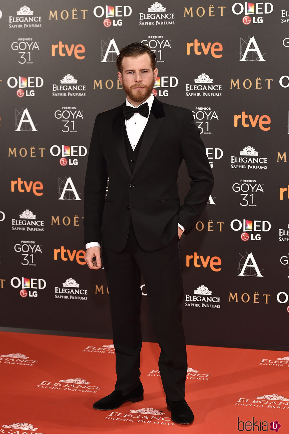 Álvaro Cervantes en la alfombra roja de los Premios Goya 2017