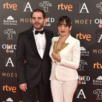 Candela Peña y su pareja en la alfombra roja de los Premios Goya 2017