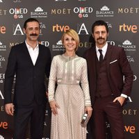 Nacho Fresneda, Cayetana Guillén Cuervo y Hugo Silva en la alfombra roja de los Premios Goya 2017