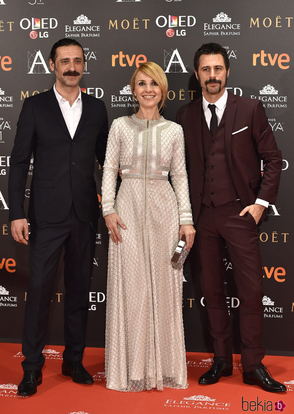 Nacho Fresneda, Cayetana Guillén Cuervo y Hugo Silva en la alfombra roja de los Premios Goya 2017