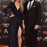 Carola Baleztena y Emiliano Suarez en la alfombra roja de los Premios Goya 2017