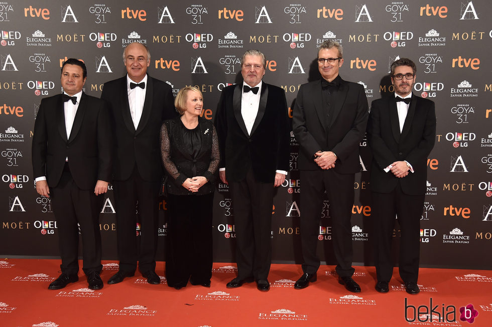 Yvonne Blake, Mariano Barroso e Íñigo Méndez de Vigo en la alfombra roja de los Premios Goya 2017