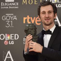 Raúl Arévalo con su Goya como Mejor Dirección Novel