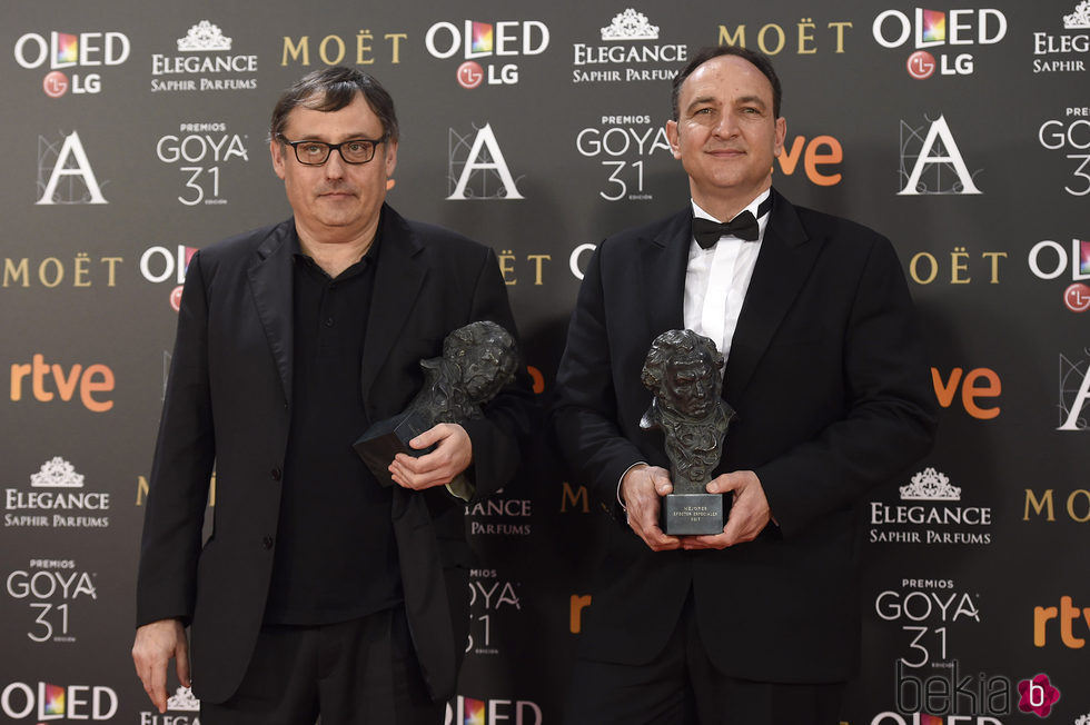 Pau Costa y Félix Berger posan con su premio Goya