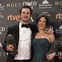 Raúl Arévalo y Beatriz Bodegas con su Goya a Mejor Película