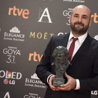 David Marti posa junto a su Goya por Maquilla y Peluquería