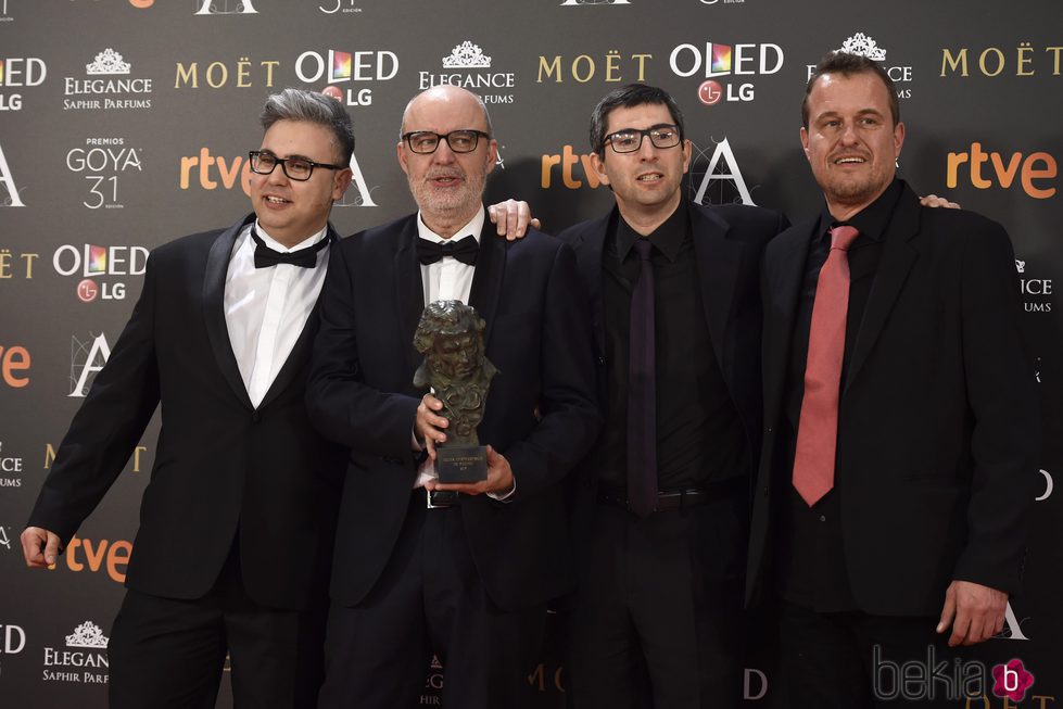 El director Juanjo Giménez posa con su equipo y su Goya