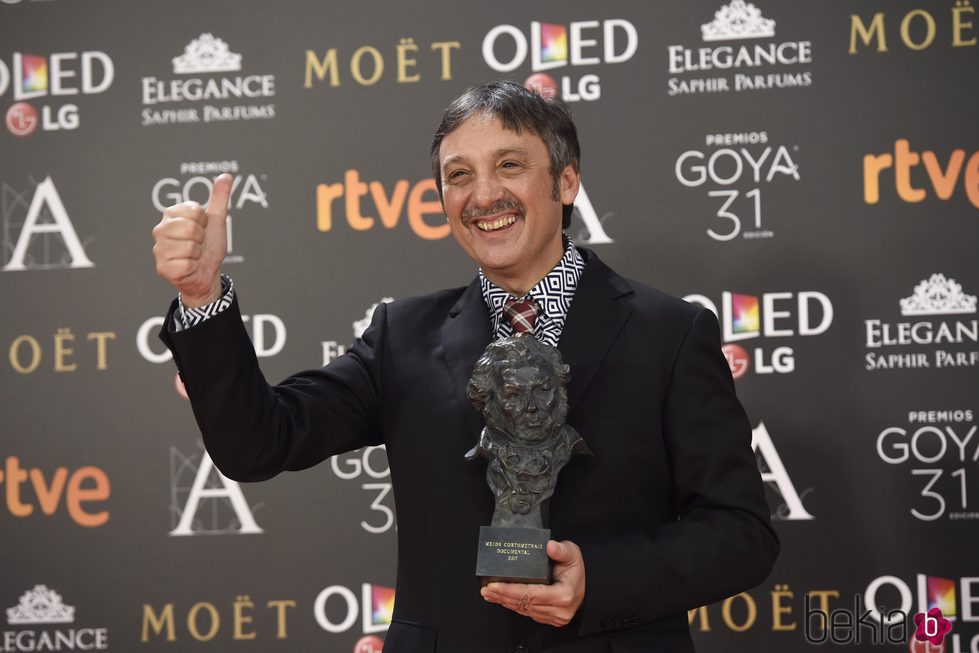 El director Vicente Córdoba posa con su Goya a Mejor Cortometraje documental