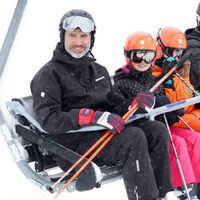 Los Reyes Felipe y Letizia esquiando con la Princesa Leonor y la Infanta Sofía