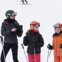 Los Reyes Felipe y Letizia, la Princesa Leonor y la Infanta Sofía a cara descubierta en la nieve