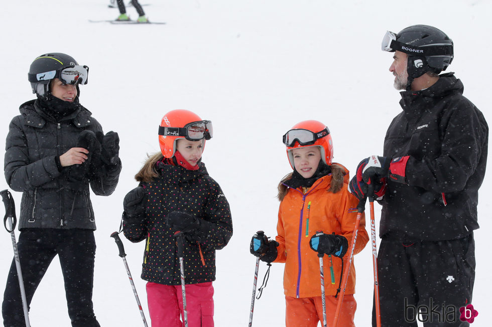 Los Reyes Felipe y Letizia, la Princesa Leonor y la Infanta Sofía a cara descubierta en la nieve