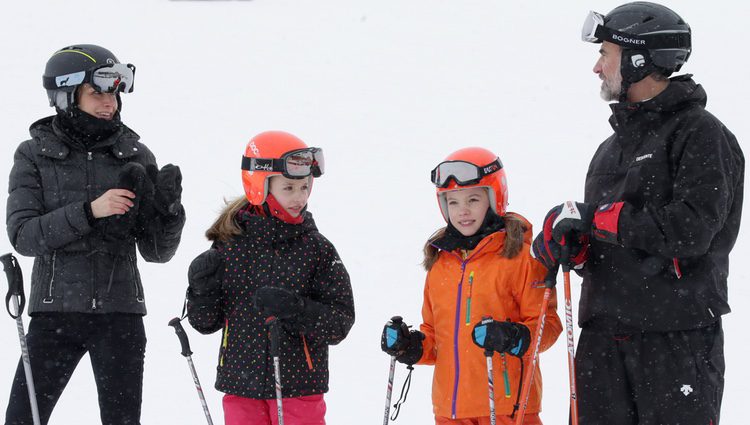 Los Reyes Felipe y Letizia, la Princesa Leonor y la Infanta Sofía a cara descubierta en la nieve