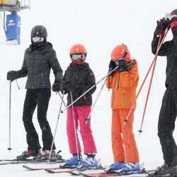 El Rey Felipe, la Reina Letizia y sus hijas Leonor y Sofía esquiando