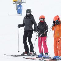 El Rey Felipe, la Reina Letizia y sus hijas Leonor y Sofía esquiando