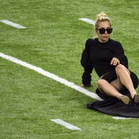 Lady Gaga enseñando su ropa interior antes de su actuación en la Super Bowl 2017