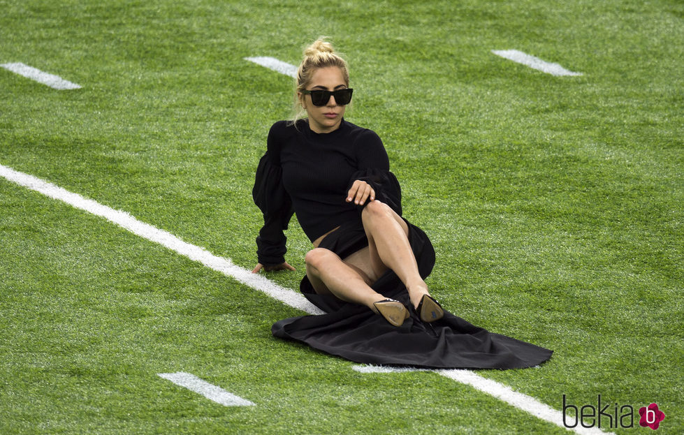 Lady Gaga enseñando su ropa interior antes de su actuación en la Super Bowl 2017