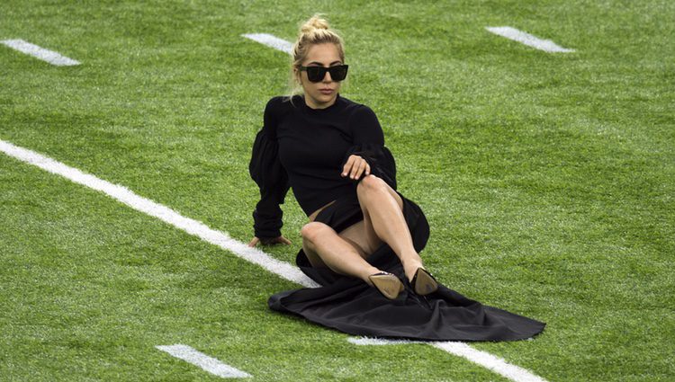 Lady Gaga enseñando su ropa interior antes de su actuación en la Super Bowl 2017