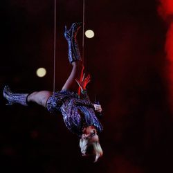 Lady Gaga haciendo piruetas durante su actuación en el intermedio de la Super Bowl 2017