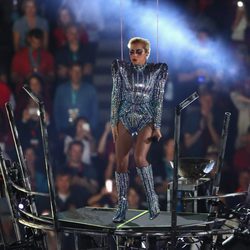 Lady Gaga a punto de saltar al vacío durante su actuación en la Super Bowl 2017