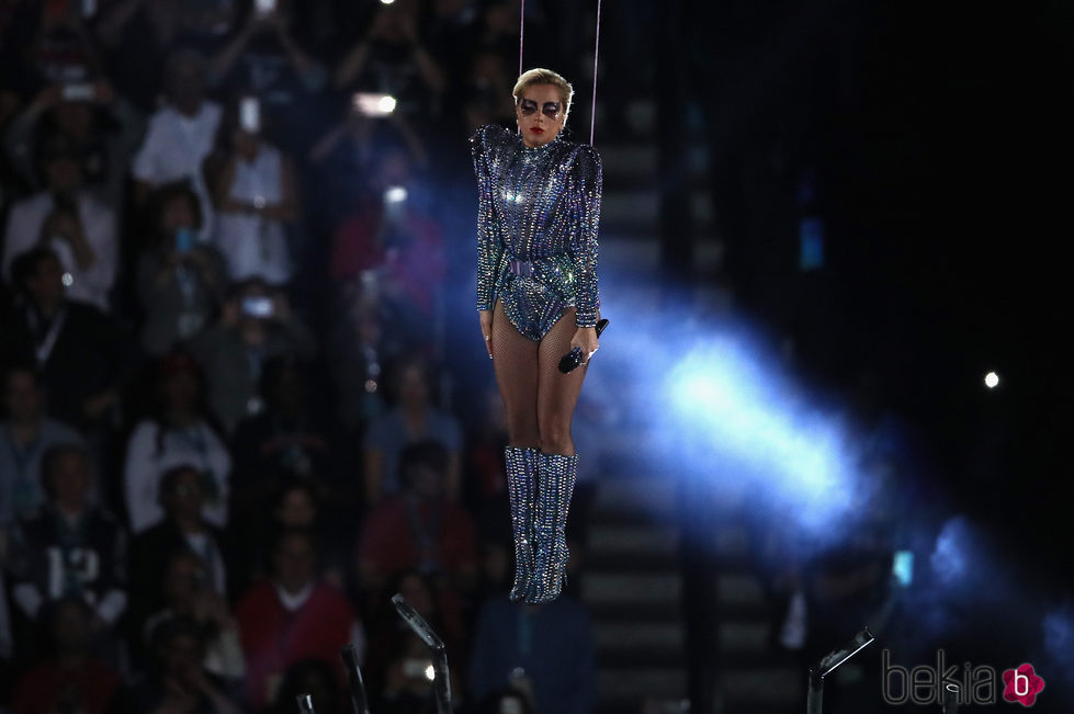 Lady Gaga sobrevolando el estadio durante su actuación en la Super Bowl 2017