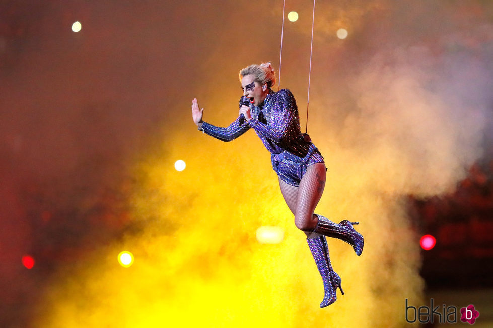 Lady Gaga cantando suspendida en el aire durante su actuación en la Super Bowl 2017