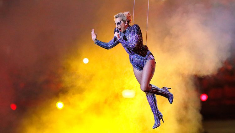 Lady Gaga cantando suspendida en el aire durante su actuación en la Super Bowl 2017