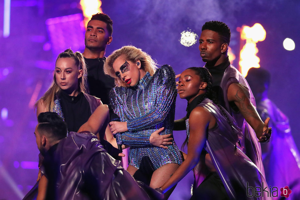 Lady Gaga rodeada de bailarines durante su actuación en la Super Bowl 2017