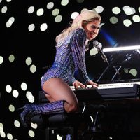 Lady Gaga tocando el piano durante su actuación en la Super Bowl 2017