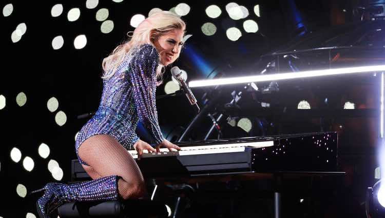 Lady Gaga tocando el piano durante su actuación en la Super Bowl 2017