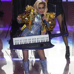 Lady Gaga cantando y tocando el teclado durante su actuación en la Super Bowl 2017