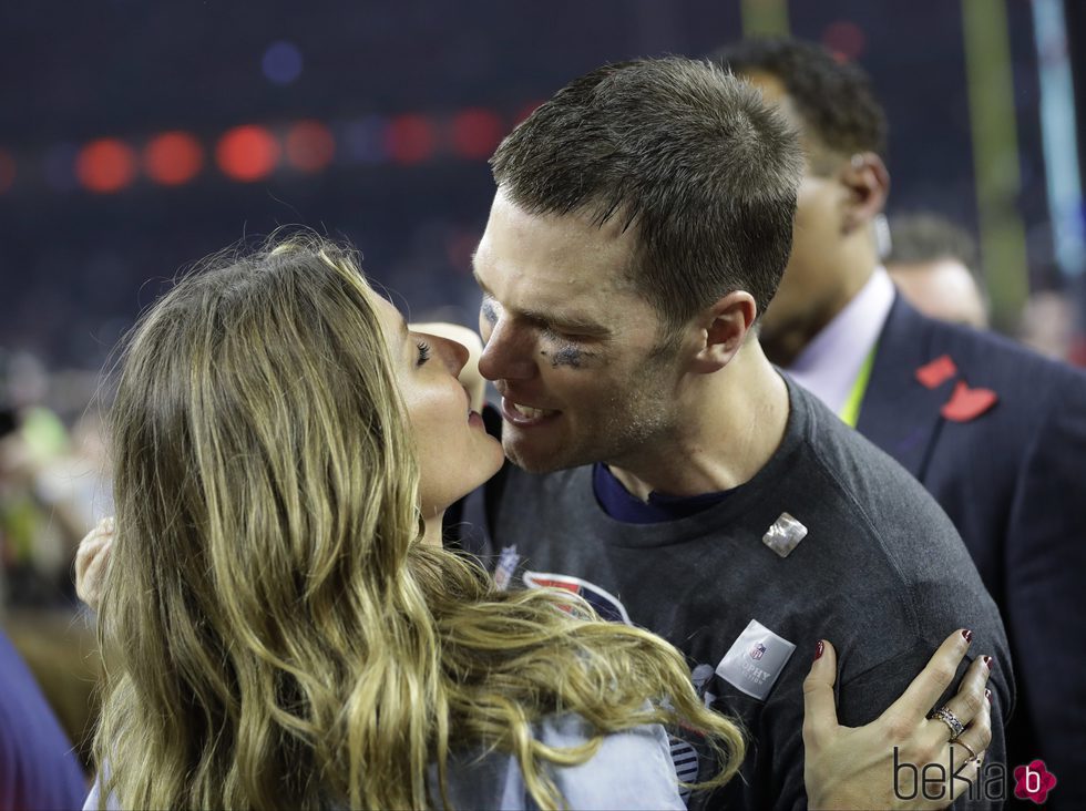 Gisele Bundchen besando a Tom Brady tras la victoria de los Patriots en la Super Bowl 2017