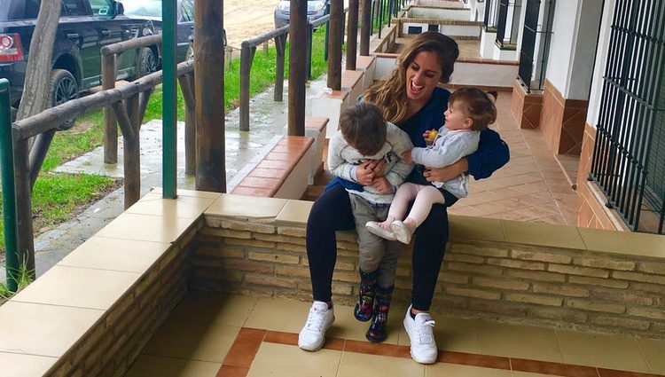 Anabel Pantoja con sus sobrinos Francisco y Ana en El Rocío