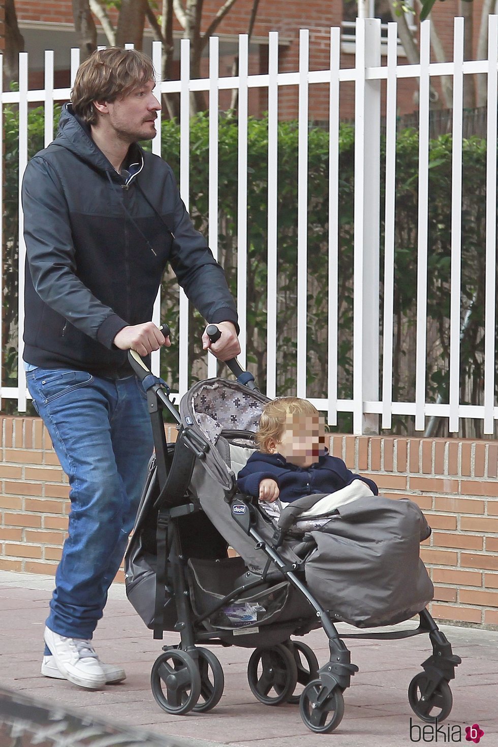 Fernando Mohedano con su hijo en el 61 cumpleaños de su madre Rosa Benito