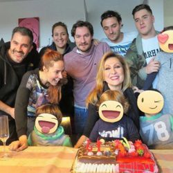 Rosa Benito con sus hijos y nietos en su 61 cumpleaños