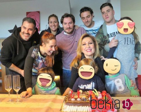 Rosa Benito con sus hijos y nietos en su 61 cumpleaños