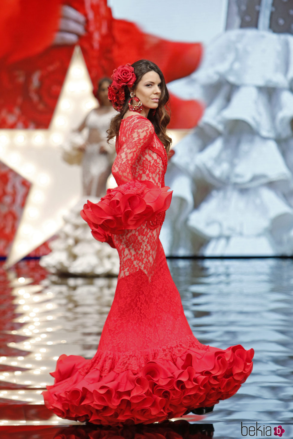 Laura Matamoros desfilando en el SIMOF 2017 con un vestido de flamenca rojo