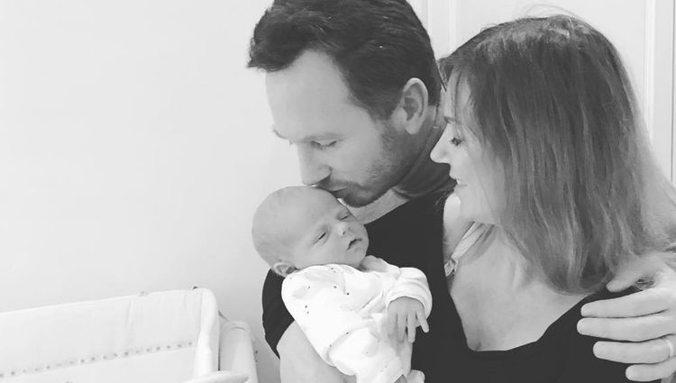 Geri Halliwell y su marido Christian Horner junto a su bebé Monty