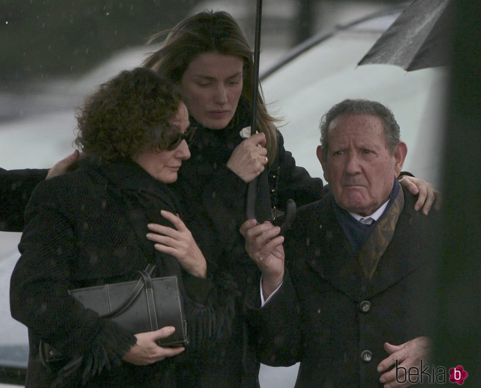 Paloma Rocasolano, la Reina Letizia y Francisco Rocasolano en el funeral de Erika Ortiz