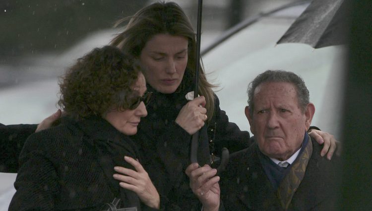 Paloma Rocasolano, la Reina Letizia y Francisco Rocasolano en el funeral de Erika Ortiz