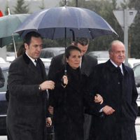 Jaime de Marichalar, la Infanta Elena y el Rey Juan Carlos en el funeral de Erika Ortiz